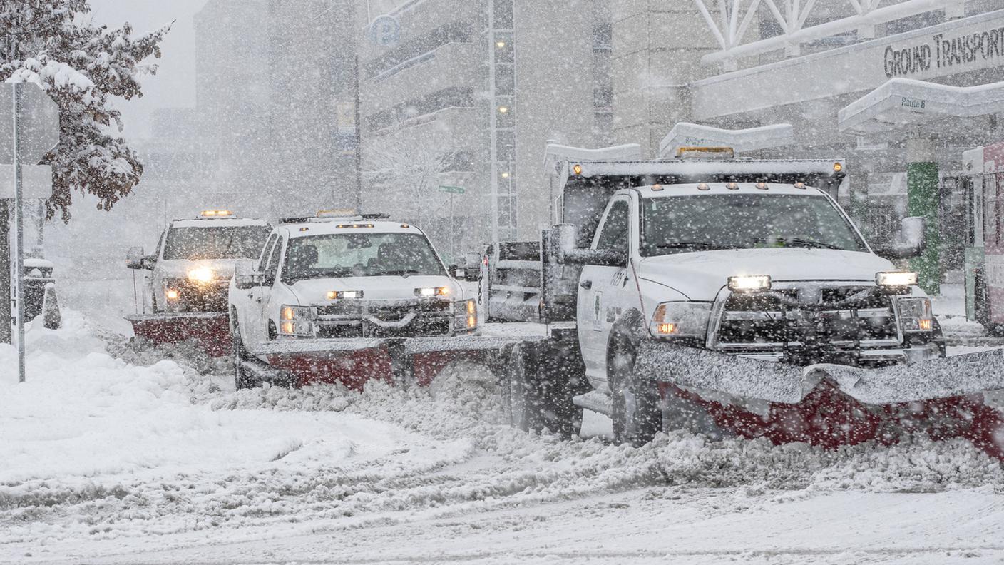 Spazzaneve in azione martedì a Cedar Rapids, in Iowa