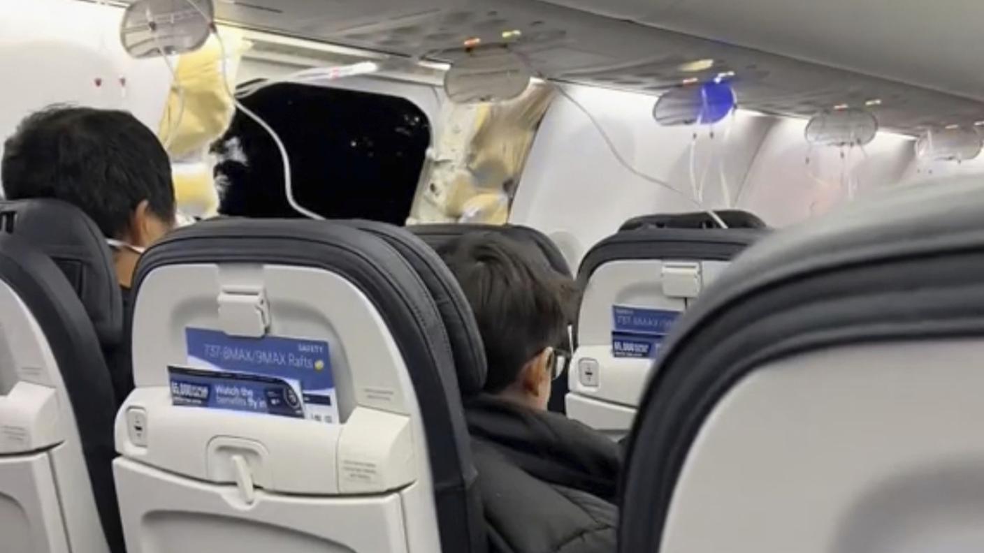 Il portellone del Boeing 737 Max si è staccato dopo il decollo