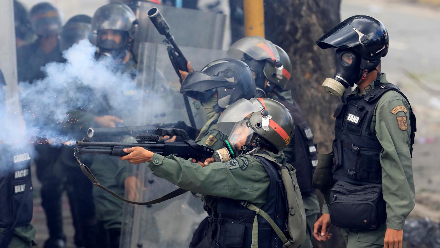 Le forze dell'ordine hanno disperso con i lacrimogeni la protesta di sabato nella capitale Caracas
