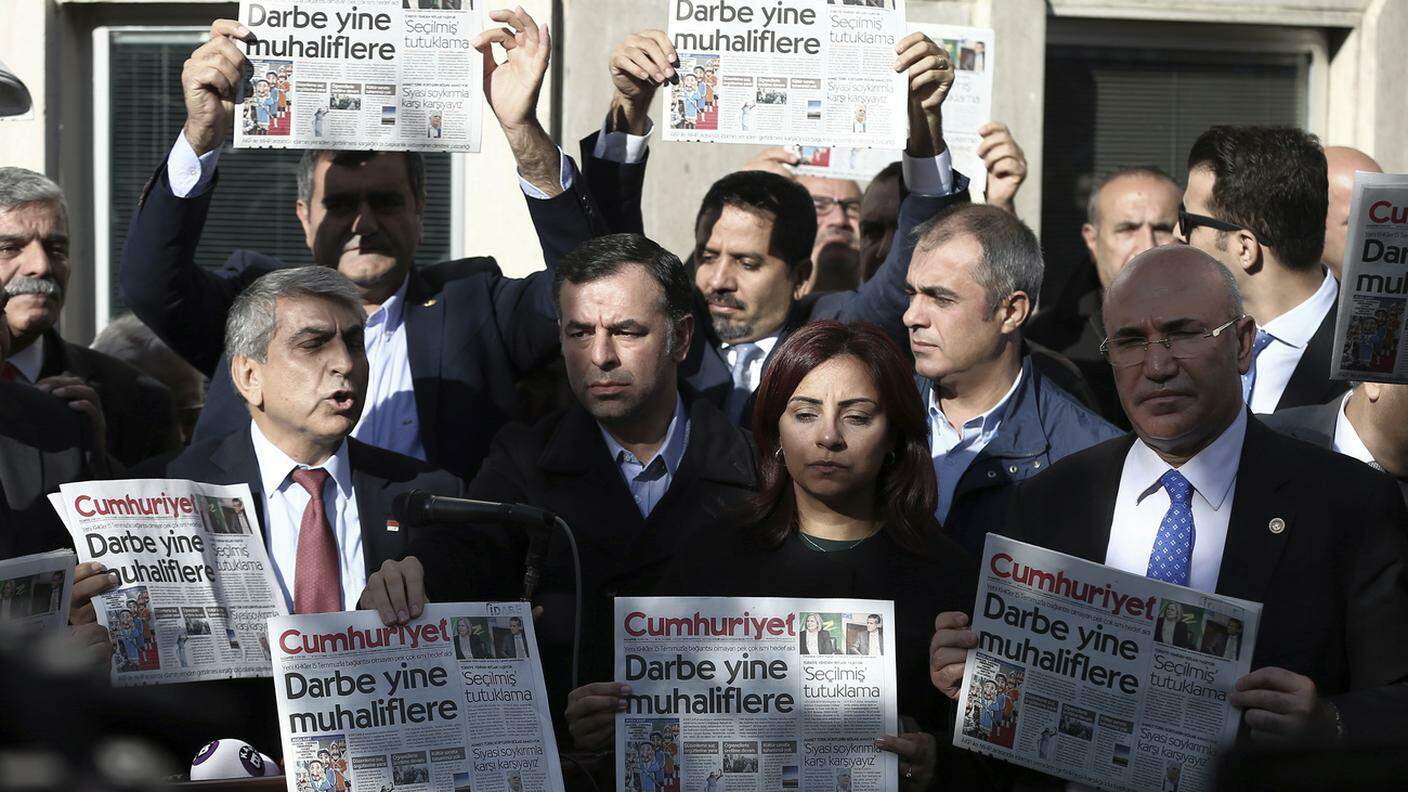 Le proteste dei giornalisti dopo l'ultima edizione del quotidiano