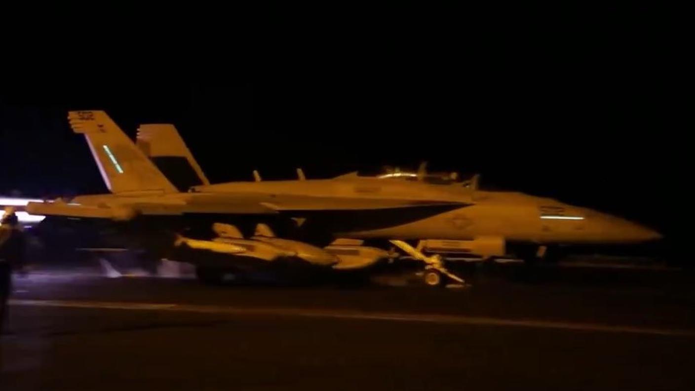Un aereo americano EA-18G decolla da una portaerei verso lo Yemen