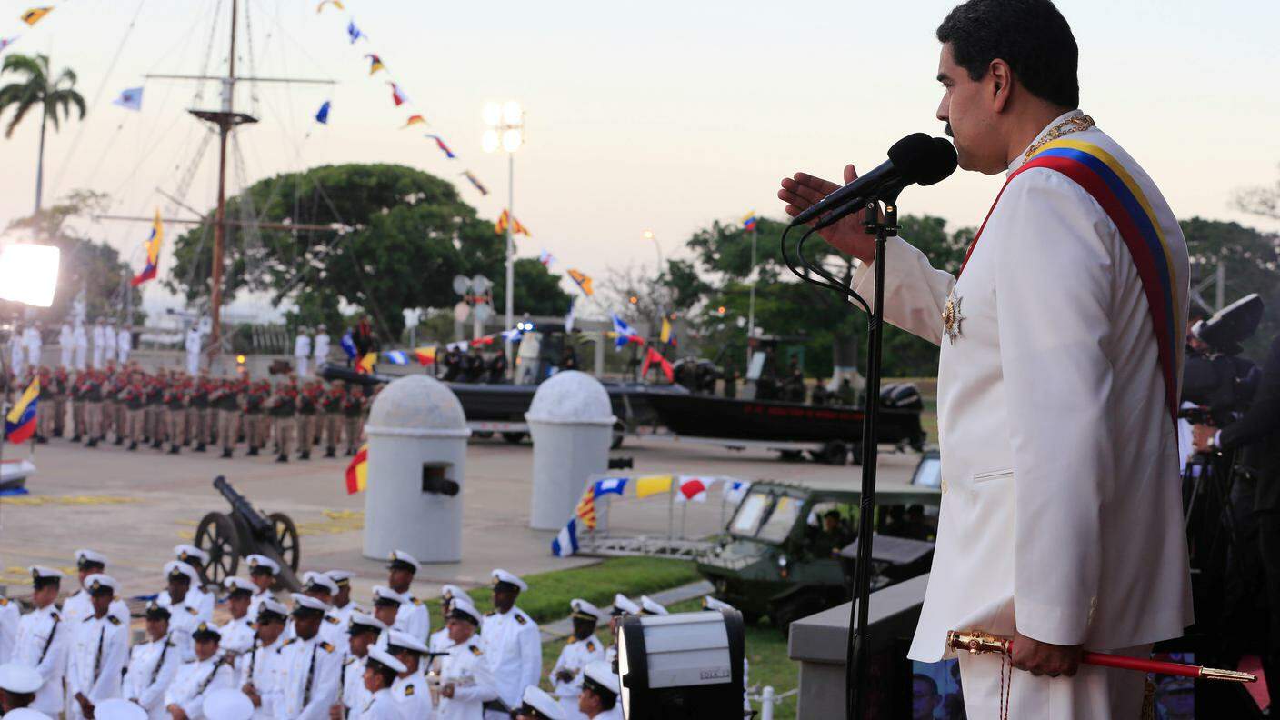 Il presidente nel corso di una cerimonia militare