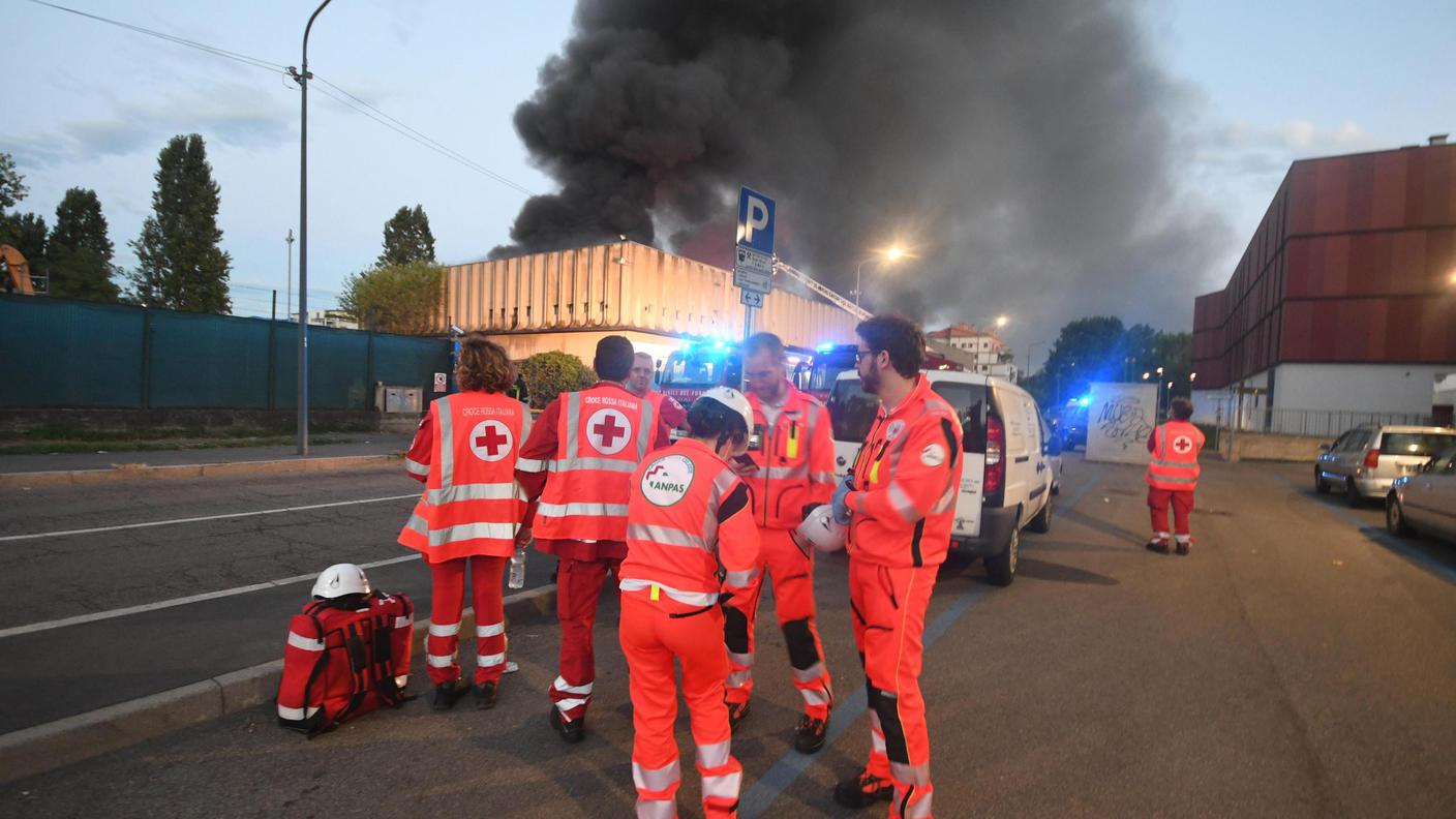 I vigili del fuoco, sul posto con 20 autopompe, per domare la densa colonna di fumo nero 