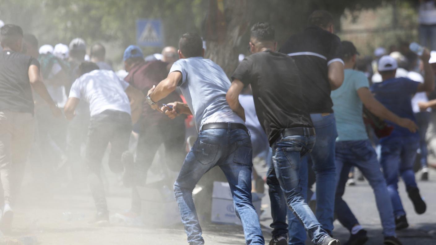 Palestinesi in fuga dai gas lacrimogeni a Gerusalemme