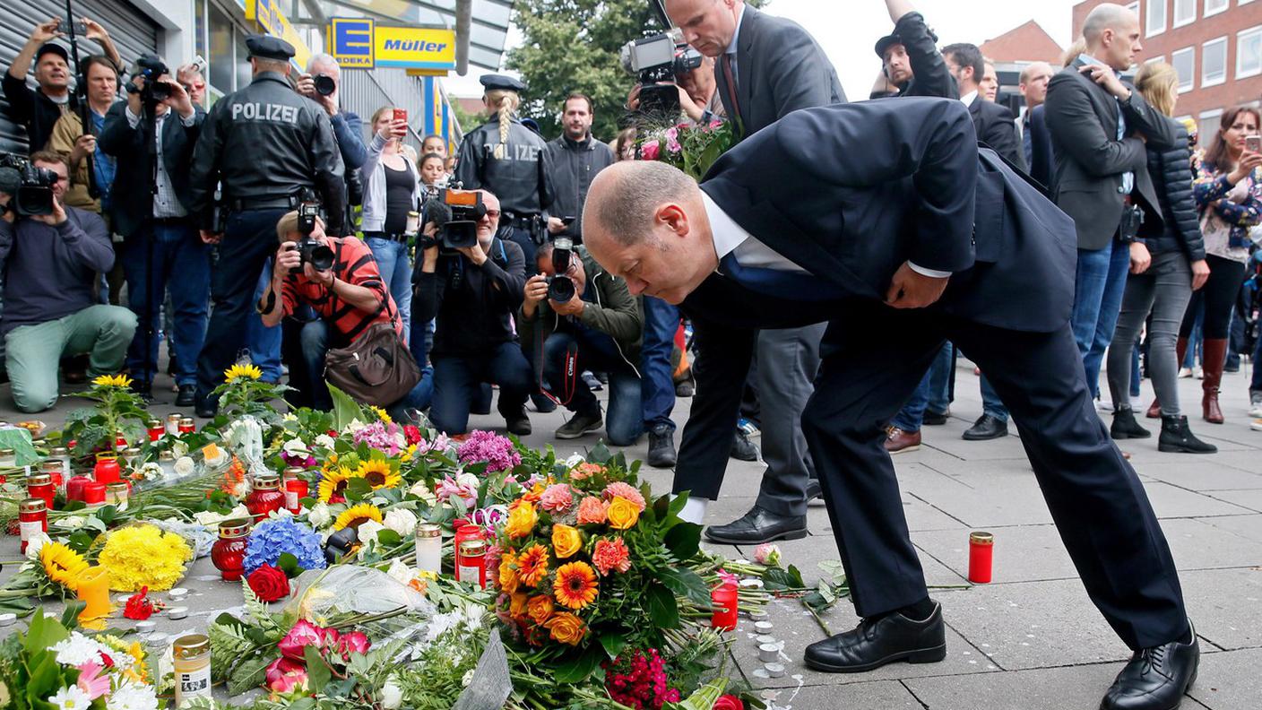 Il sindaco Olaf Scholz ha deposto dei fiori