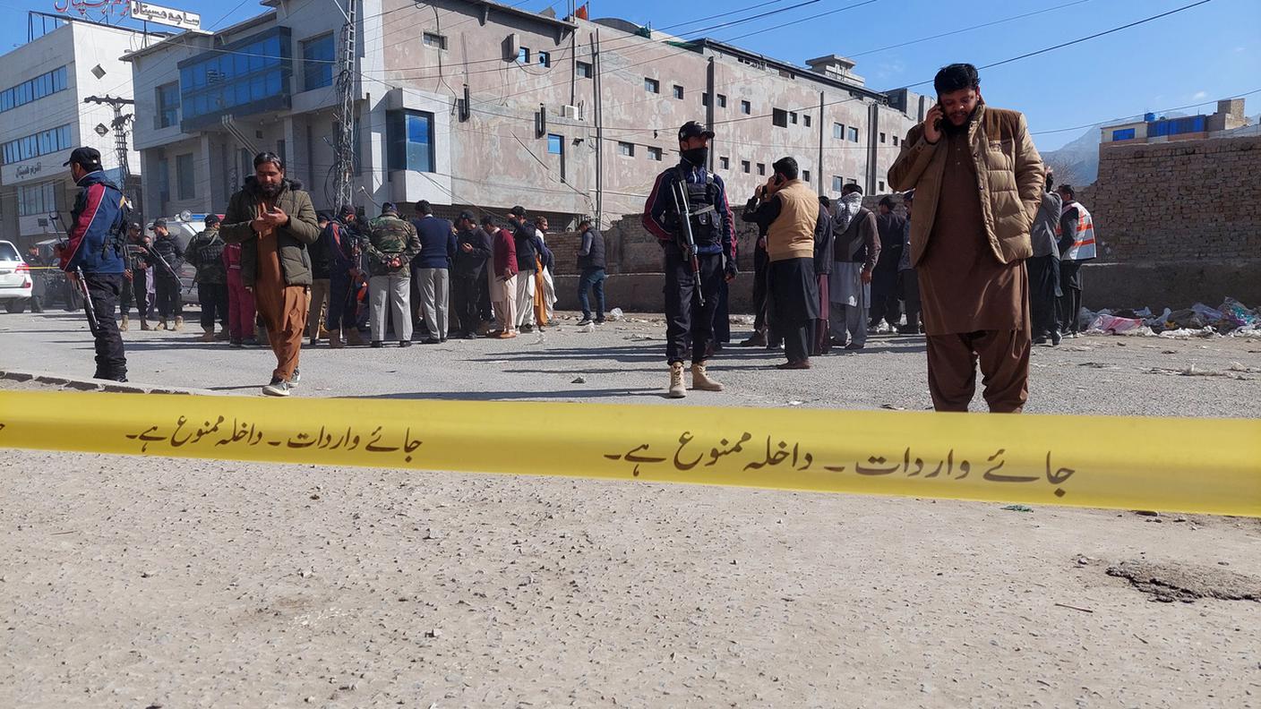 Funzionari pakistani ispezionano la scena di un attacco iraniano