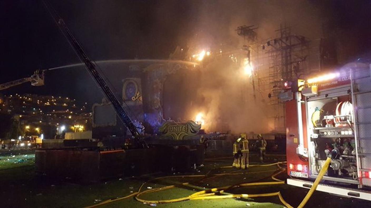 Il palco andato quasi tutto dilaniato dalle fiamme