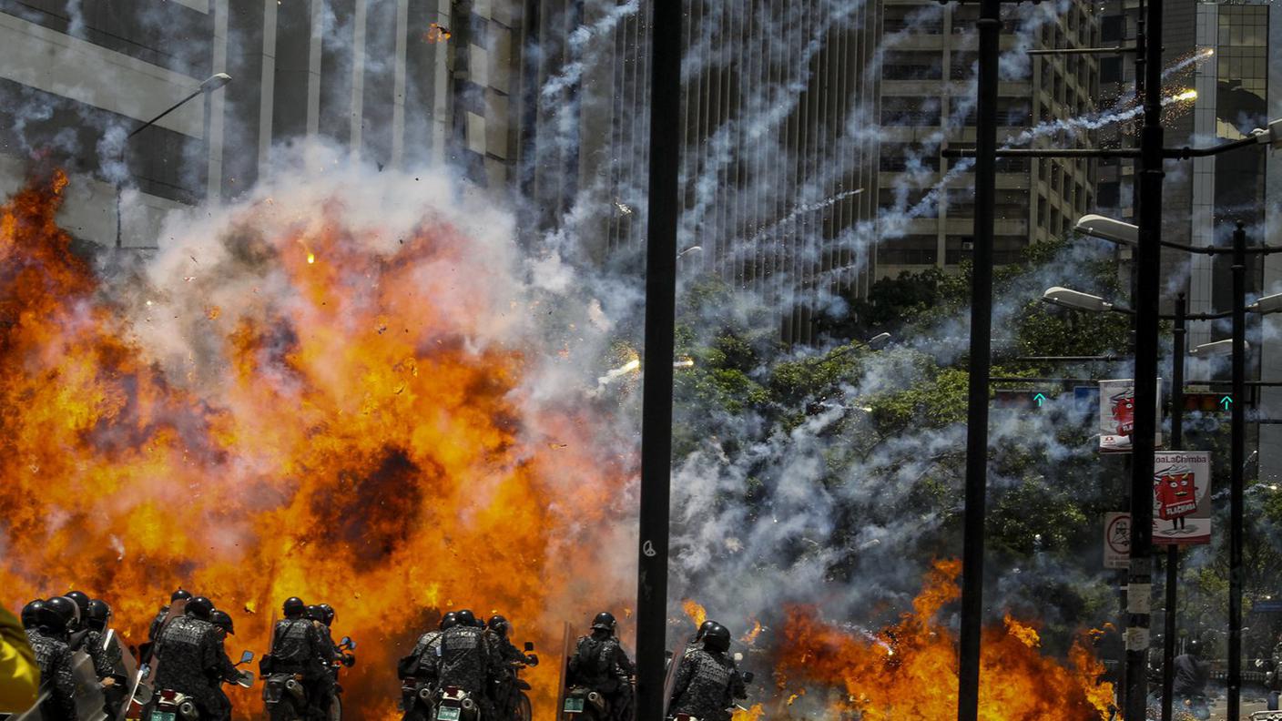 Diversi agenti sono rimasti feriti da un'esplosione a Caracas