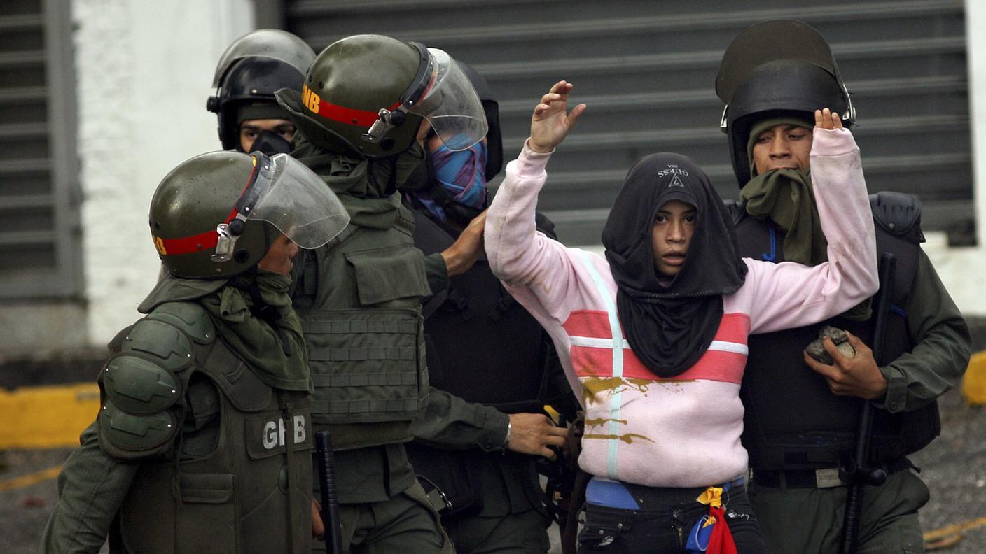 Agenti della Guardia nazionale arrestano un manifestante