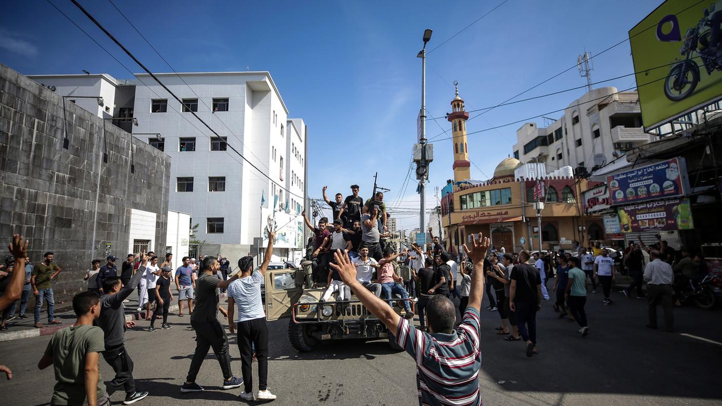 Le prime immagini di quel 7 ottobre, con palestinesi a bordo di una jeep militare israeliana nelle strade di Gaza dopo l'assalto agli insediamenti israeliani 