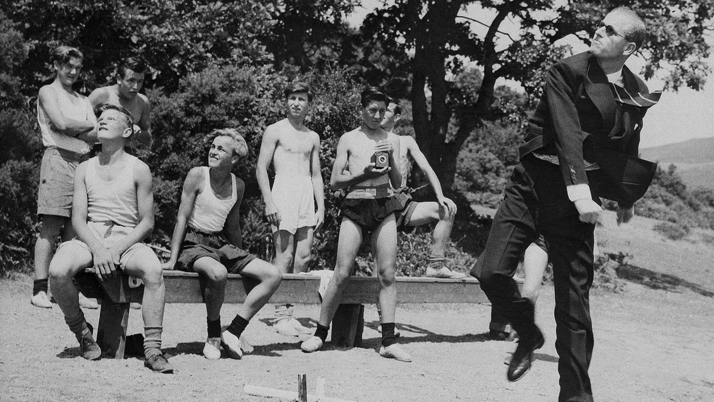 Un lancio del giavellotto in camicia e cravatta in Galles nel 1949