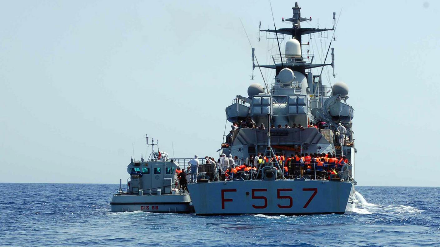 Una nave militare italiana carica di migranti salvati da un barcone