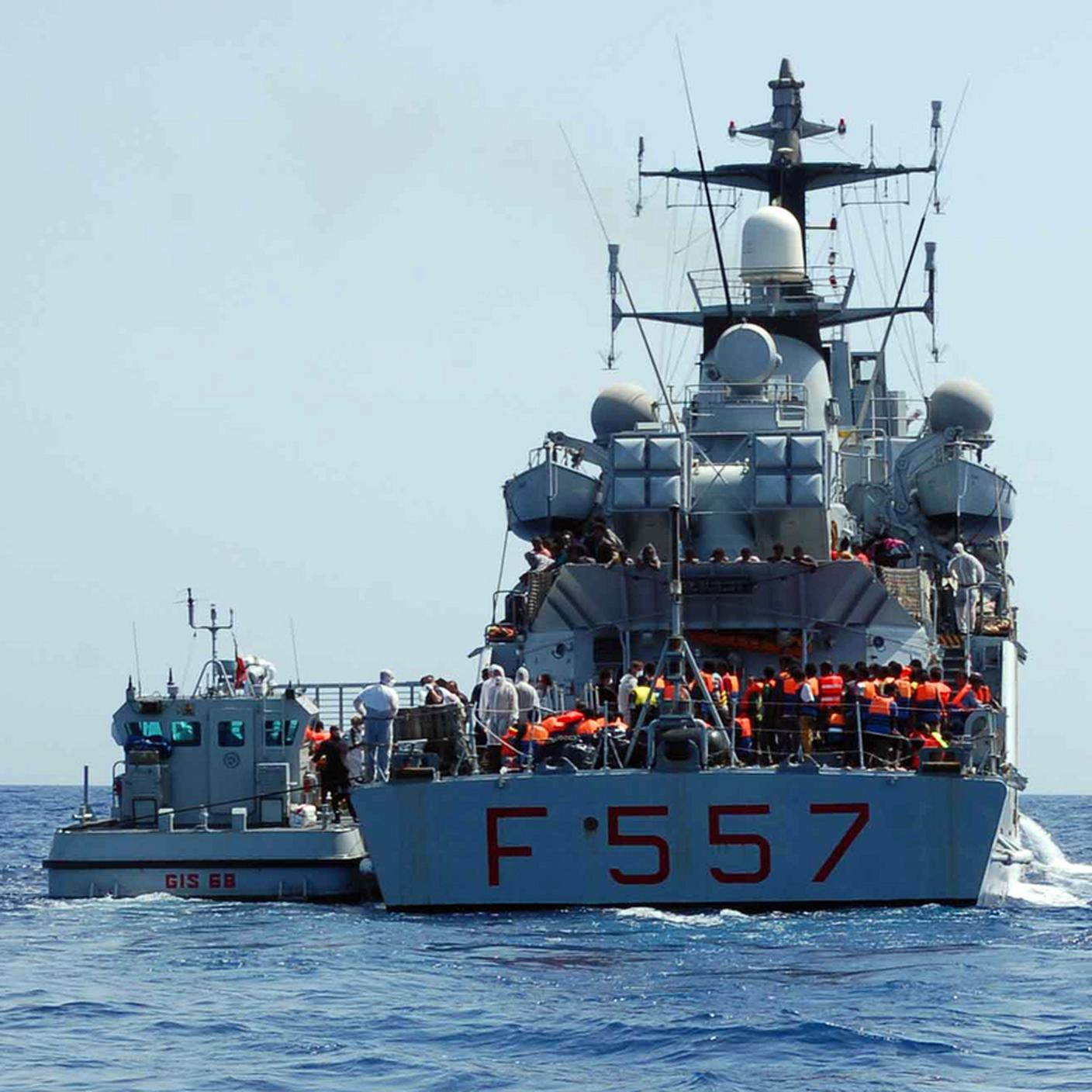 Una nave militare italiana carica di migranti salvati da un barcone