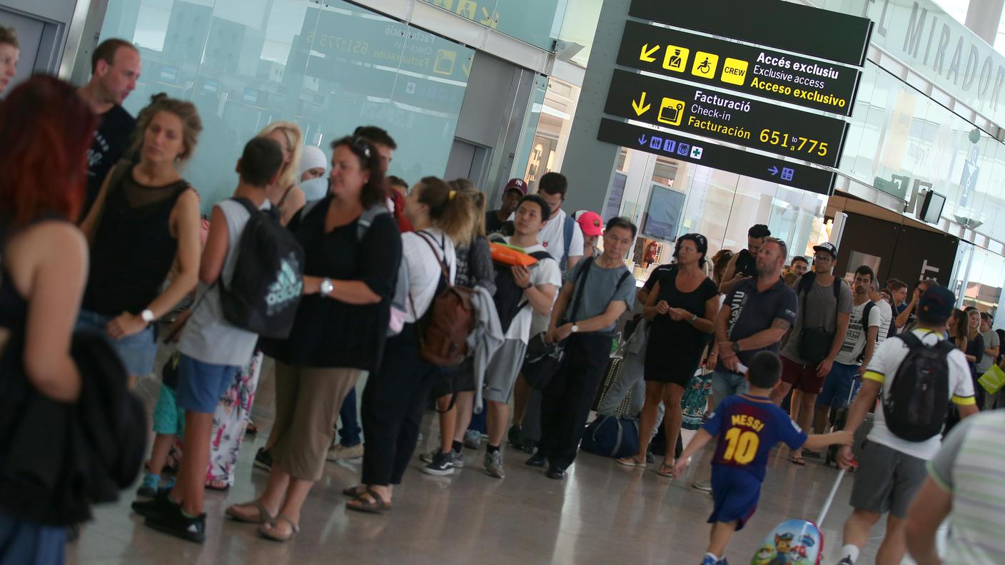 Le code interminabili per il check-in all'aeroporto di Barcellona venerdì