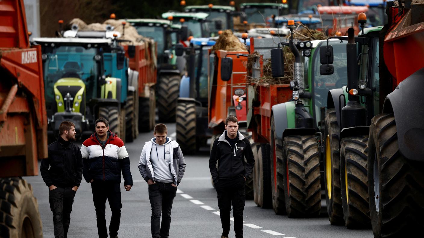 2024-01-24T123008Z_1840144952_RC2CO5ADJ5R1_RTRMADP_3_FRANCE-POLITICS-FARMERS.JPG