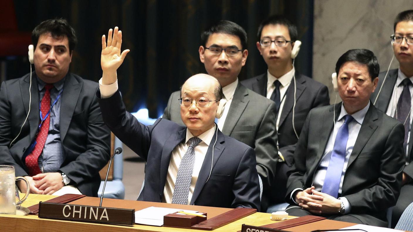 L'ambasciatore cinese all'ONU mentre vota a favore delle sanzioni contro Pyongyang