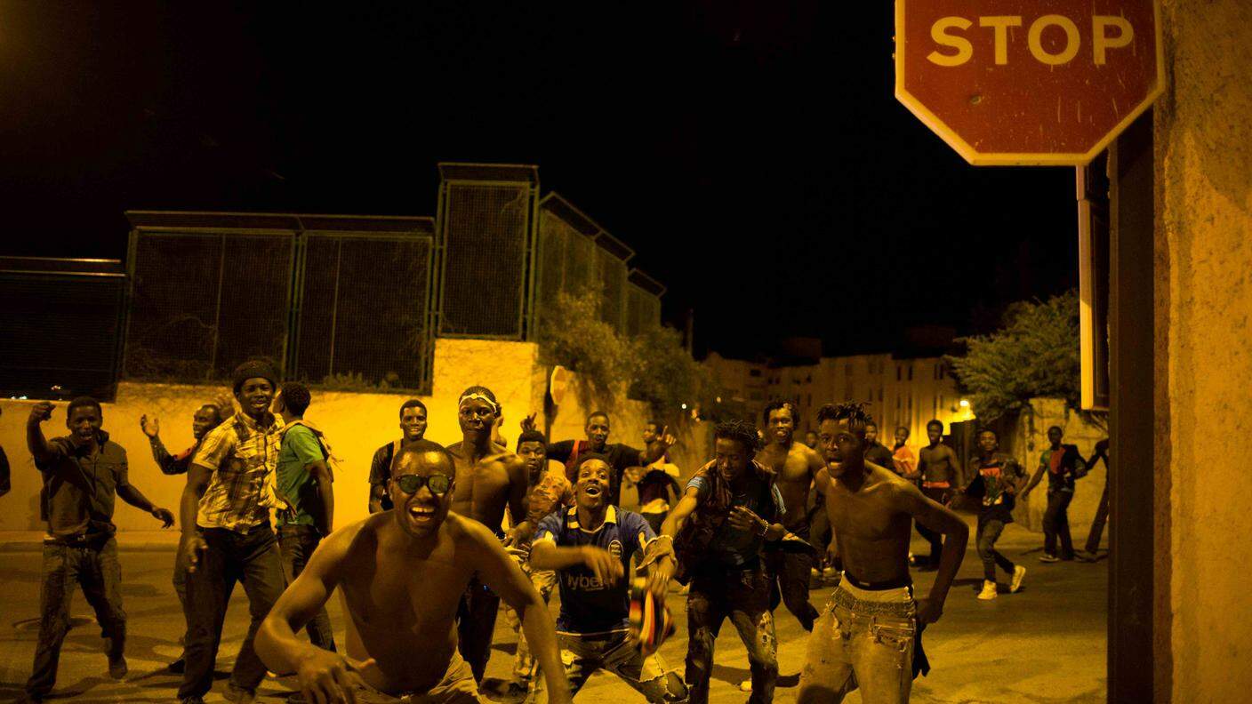 I ragazzi che hanno superato il confine spagnolo correndo festeggiano a Ceuta
