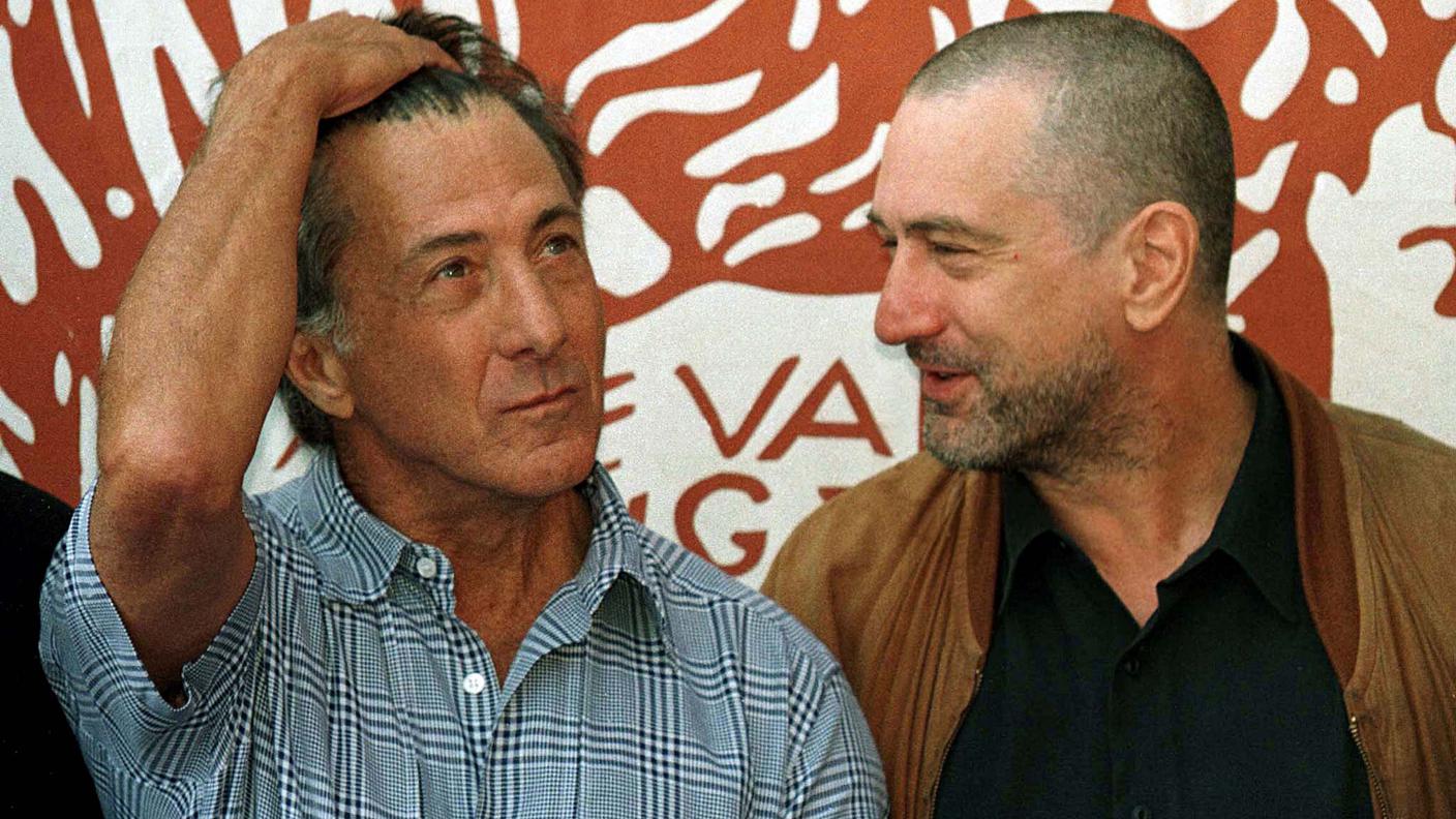 Hoffmann chiacchiera con l'amico Robert De Niro: è il 1996