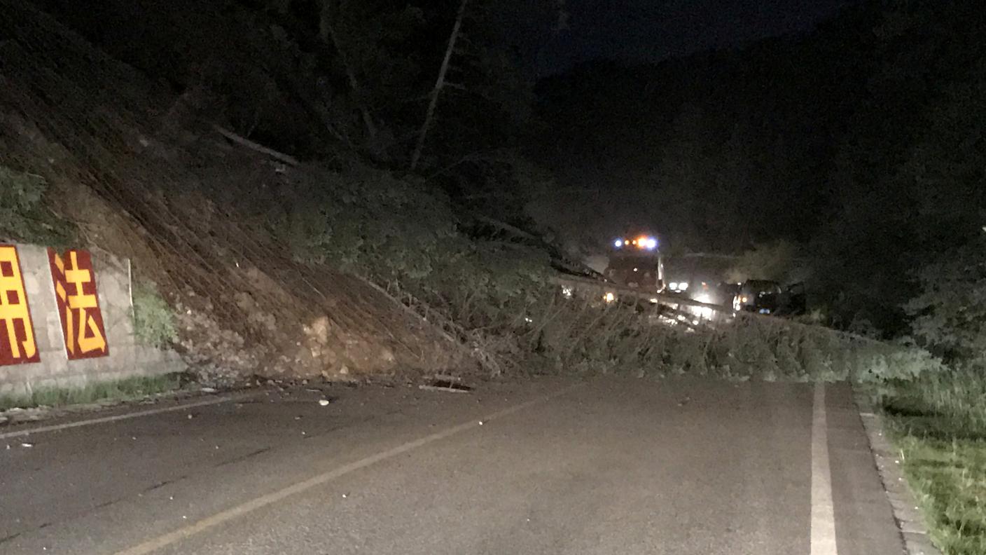 Strade bloccate dopo un terremoto nella contea di Jiuzhaigou