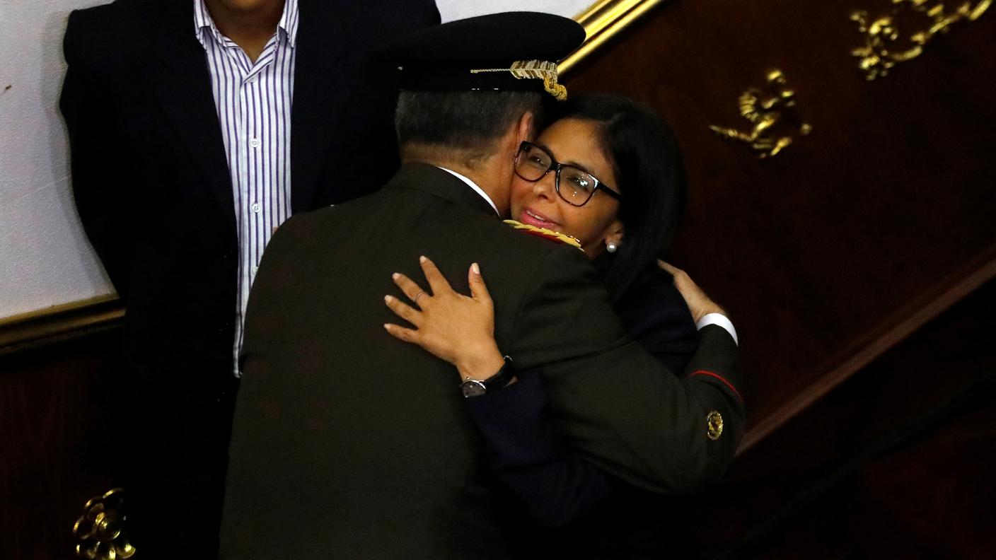 Delcy Rodriguez abbraccia il Ministro della difesa del Venezuela 