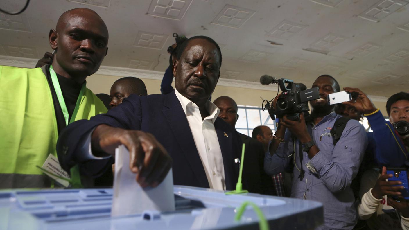 Il leader dell'opposizione, Raila Odinga, al momento del voto