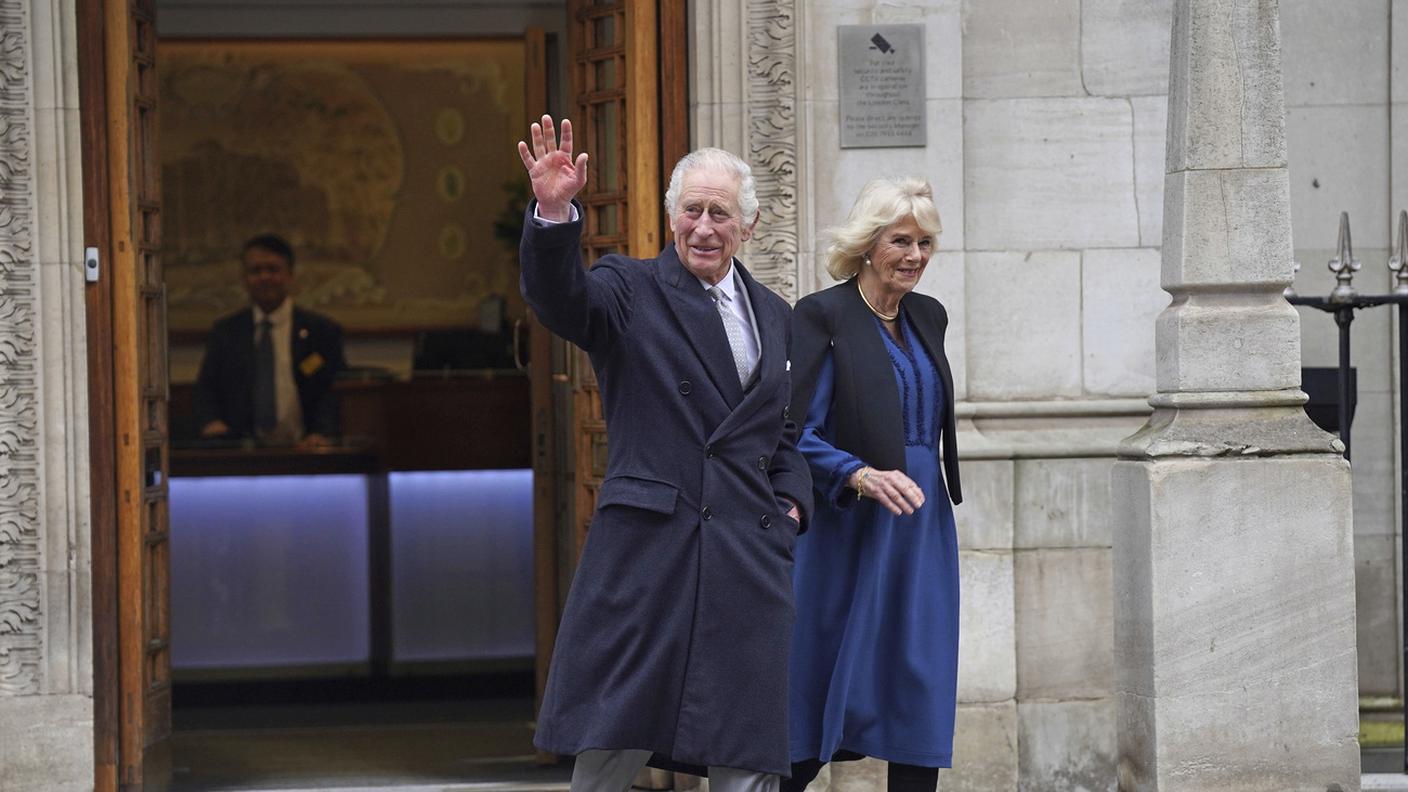 Re Carlo III che lascia la London Clinic
