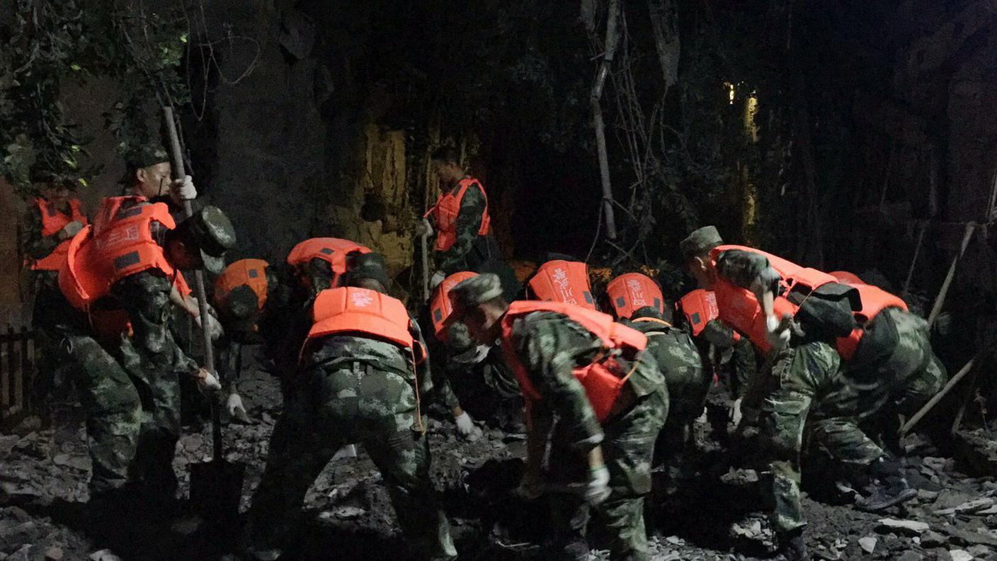 Militari cinesi scavano tra le macerie a Jiuzhaigou 