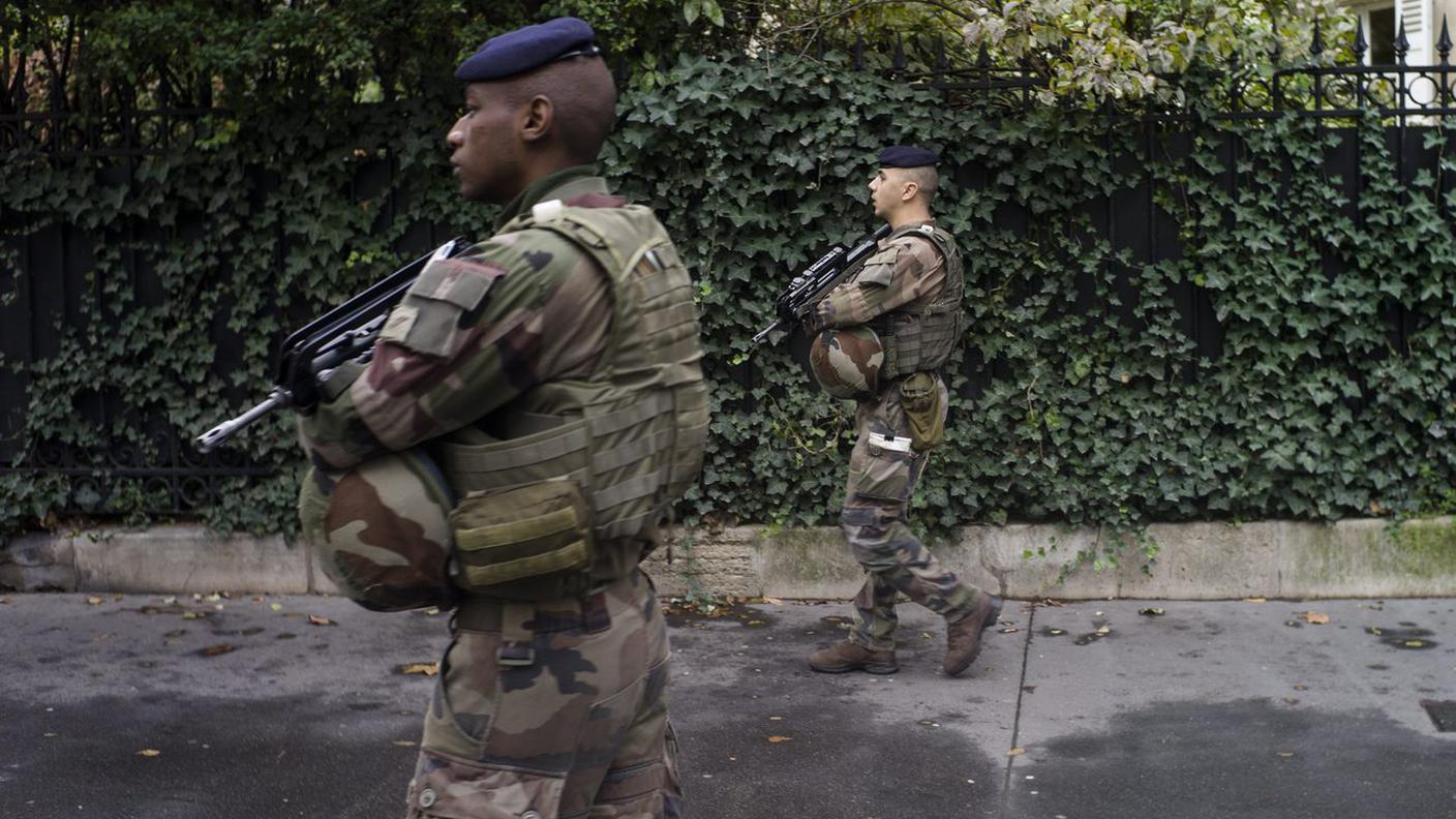 Una pattuglia di soldati francesi dell'operazione antiterrorismo Sentinelle