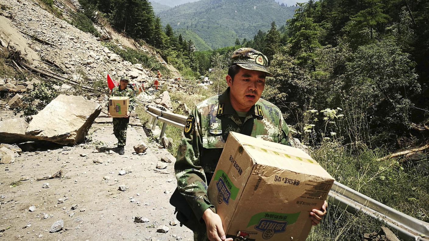 Militari cinesi portano beni di prima necessità nelle zone terremotate