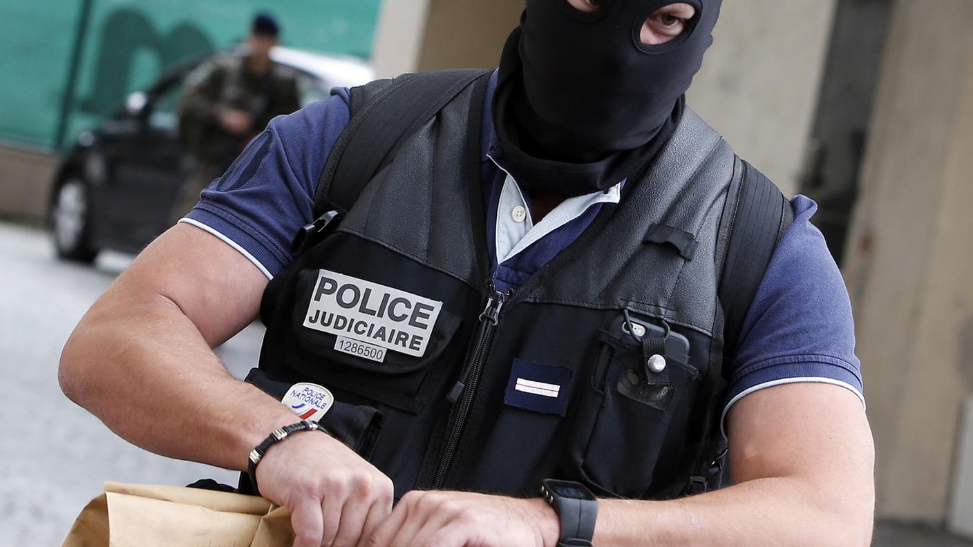 L'uomo avrebbe investito il gruppo di militari dell'operazione antiterrorismo "Sentinelle"