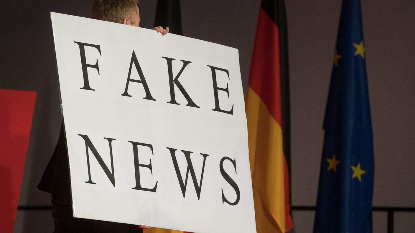Le fake news (bufale) e i profili falsi vengono utilizzati per influenzare l'opinione pubblica
