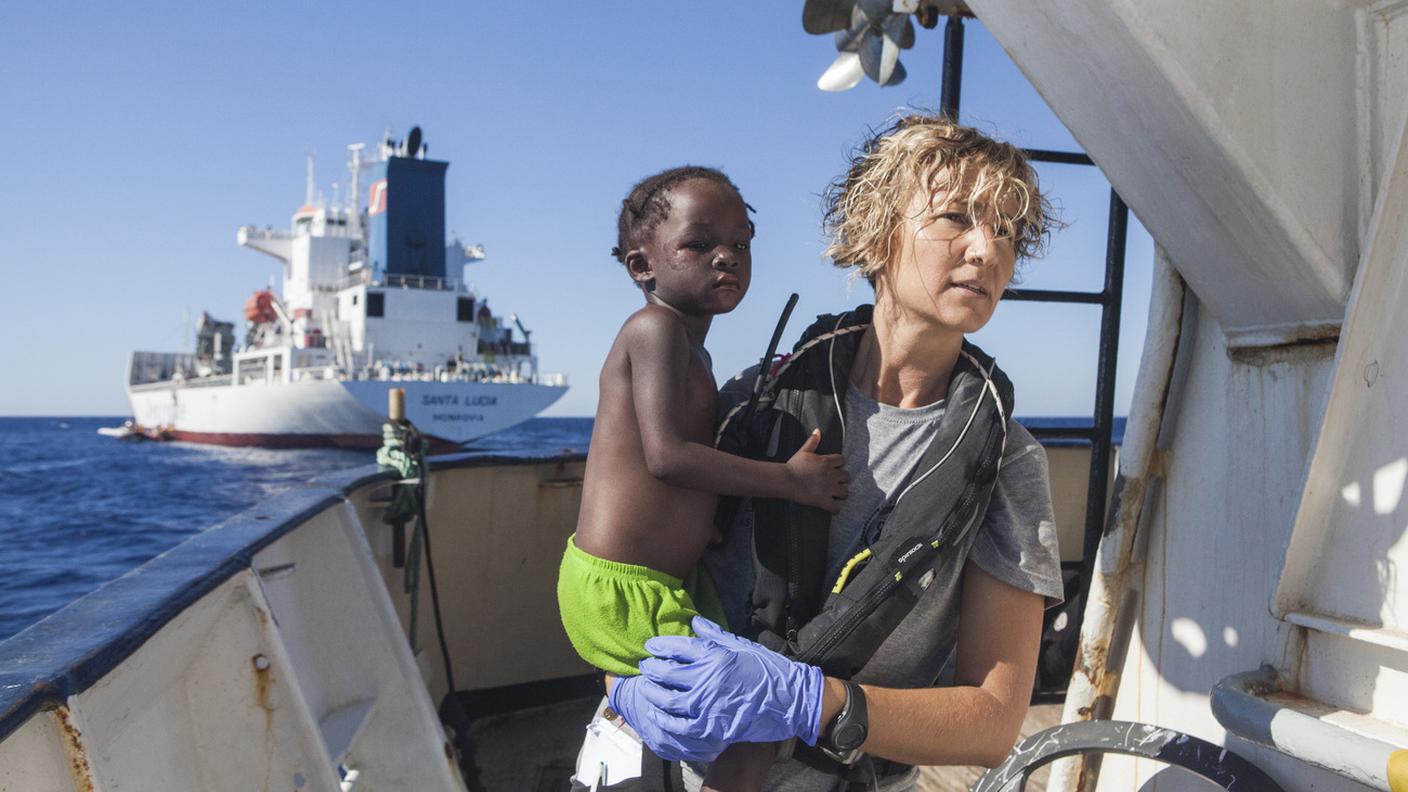 Una volontaria ha appena salvato un bimbo dalle acque del Mediterraneo, al largo della Libia