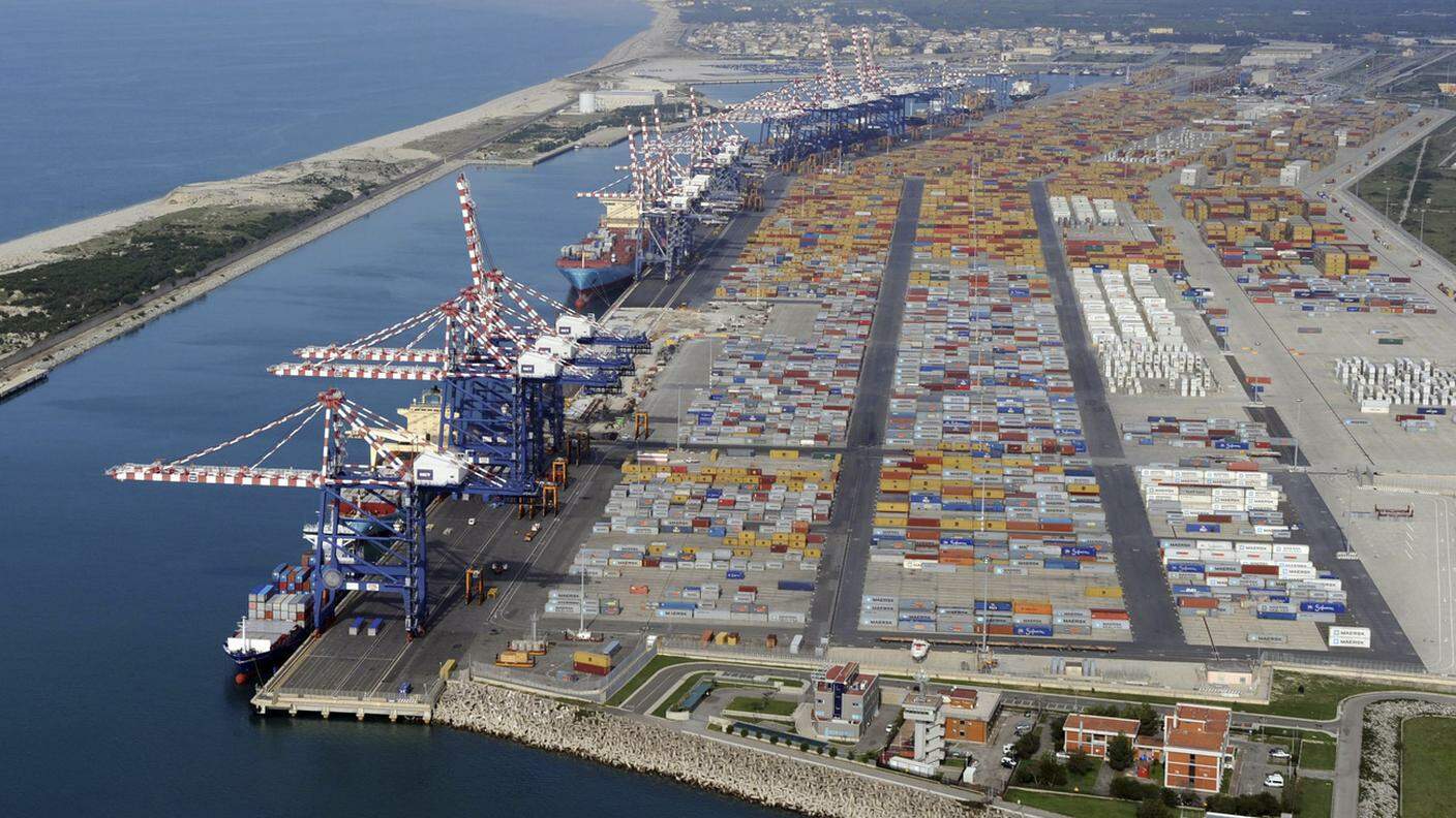 I trafficanti nascondono gli stupefacenti anche nei container spediti al porto di Gioia Tauro