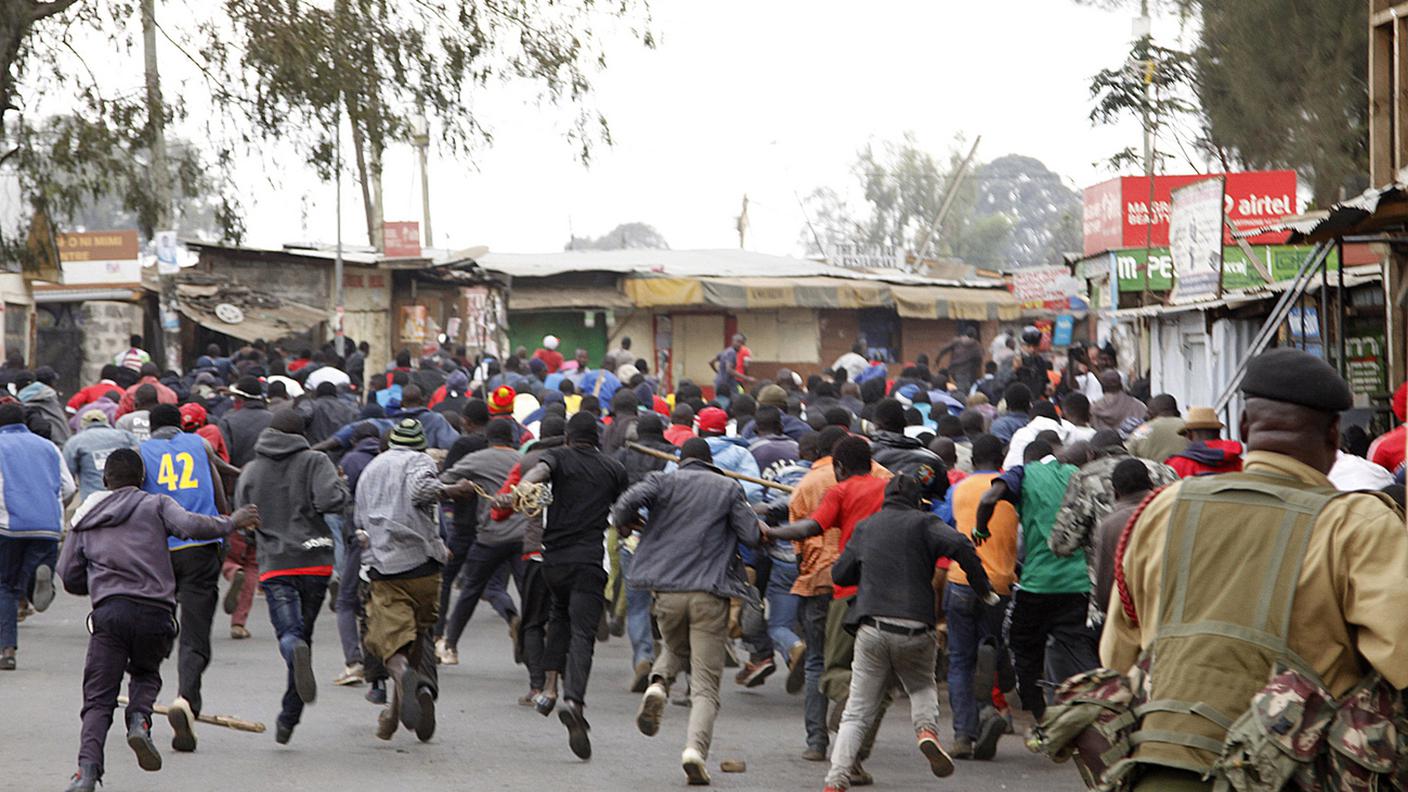 Manifestanti contestano i risultati nello slum di Kibera, a Nairobi