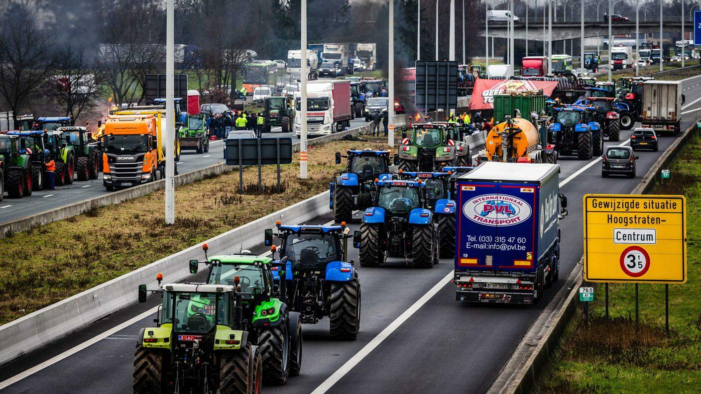 I trattori fermano il traffico al confine belga-olandese di Hazeldonk