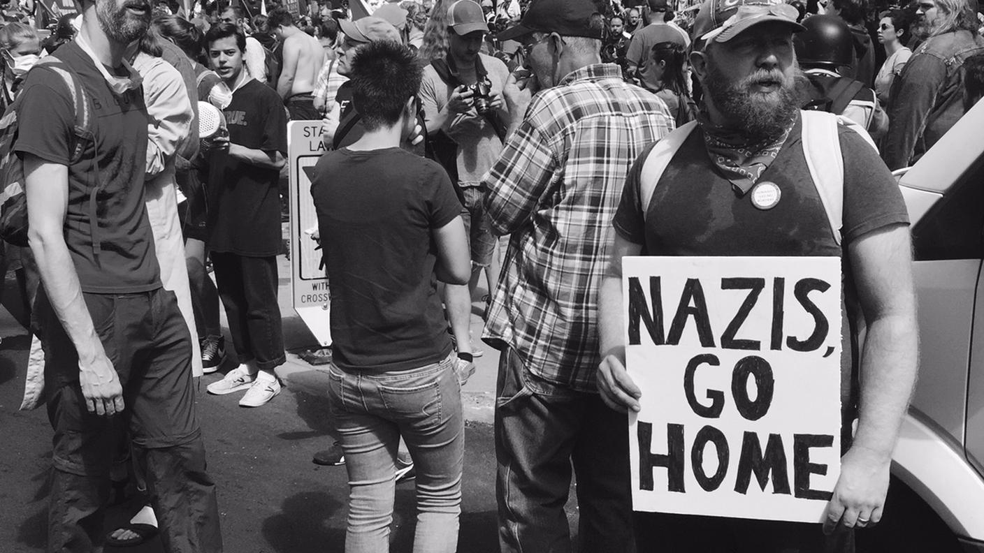 Nazisti andate a casa, recita la scritta 