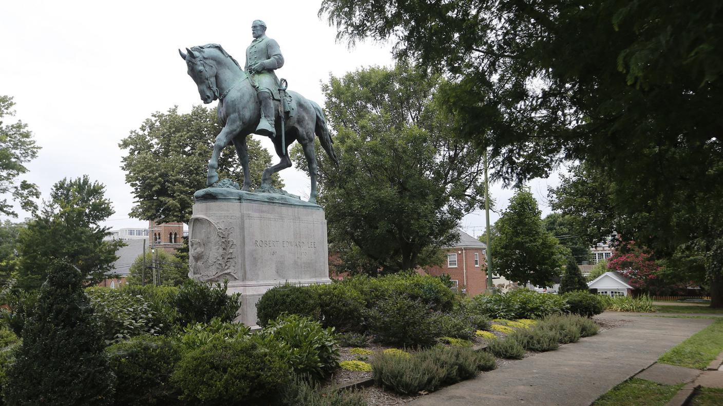 La statua del generale confederato Lee nel parco di Charlottesville