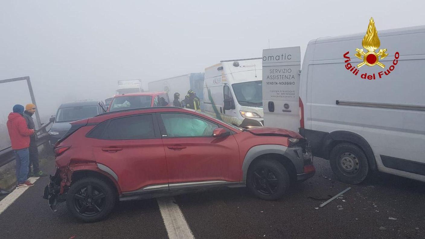 Uno dei veicoli coinvolti nel tamponamento a catena di stamani sull'A22