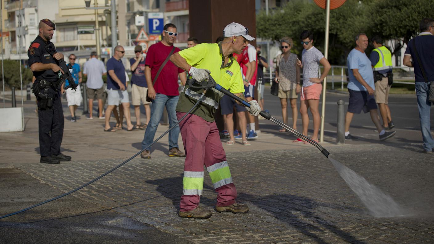 Sorveglianza e pulizia nel luogo della sparatoria di Cambrils