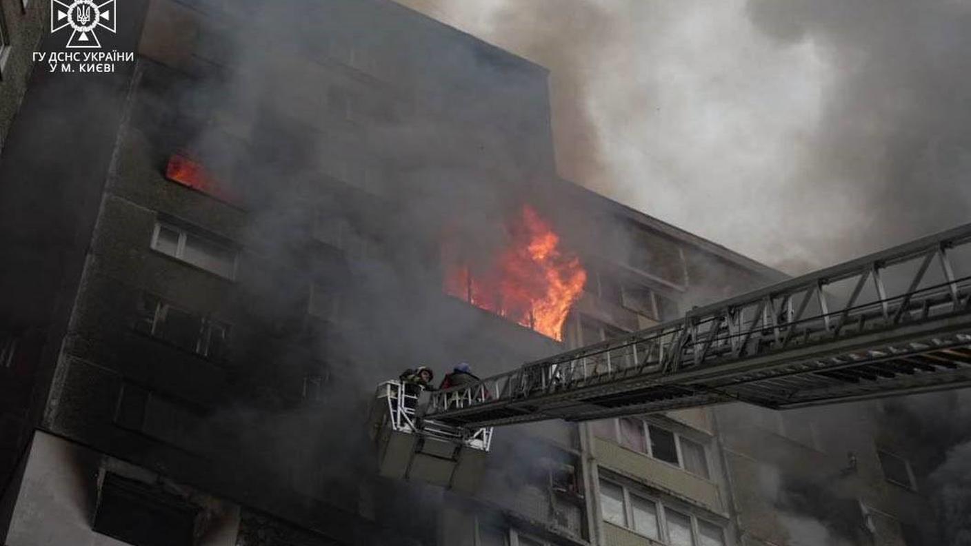 Un palazzo nel centro di Kiev centrato da un drone russo mercoledì