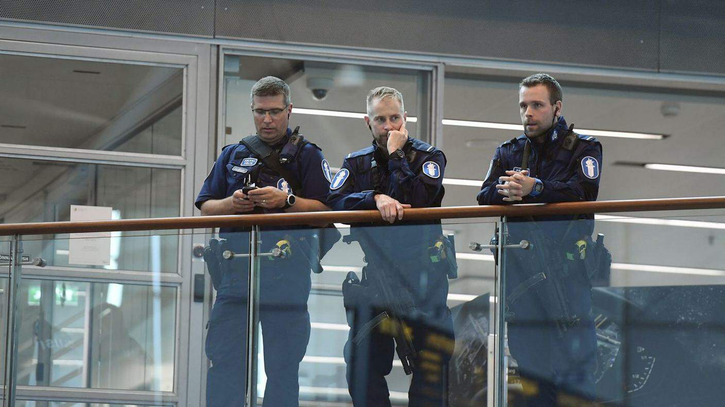 Poliziotti all'aeroporto di Helsinki: rafforzato anche il dispositivo di sicurezza allo scalo della capitale