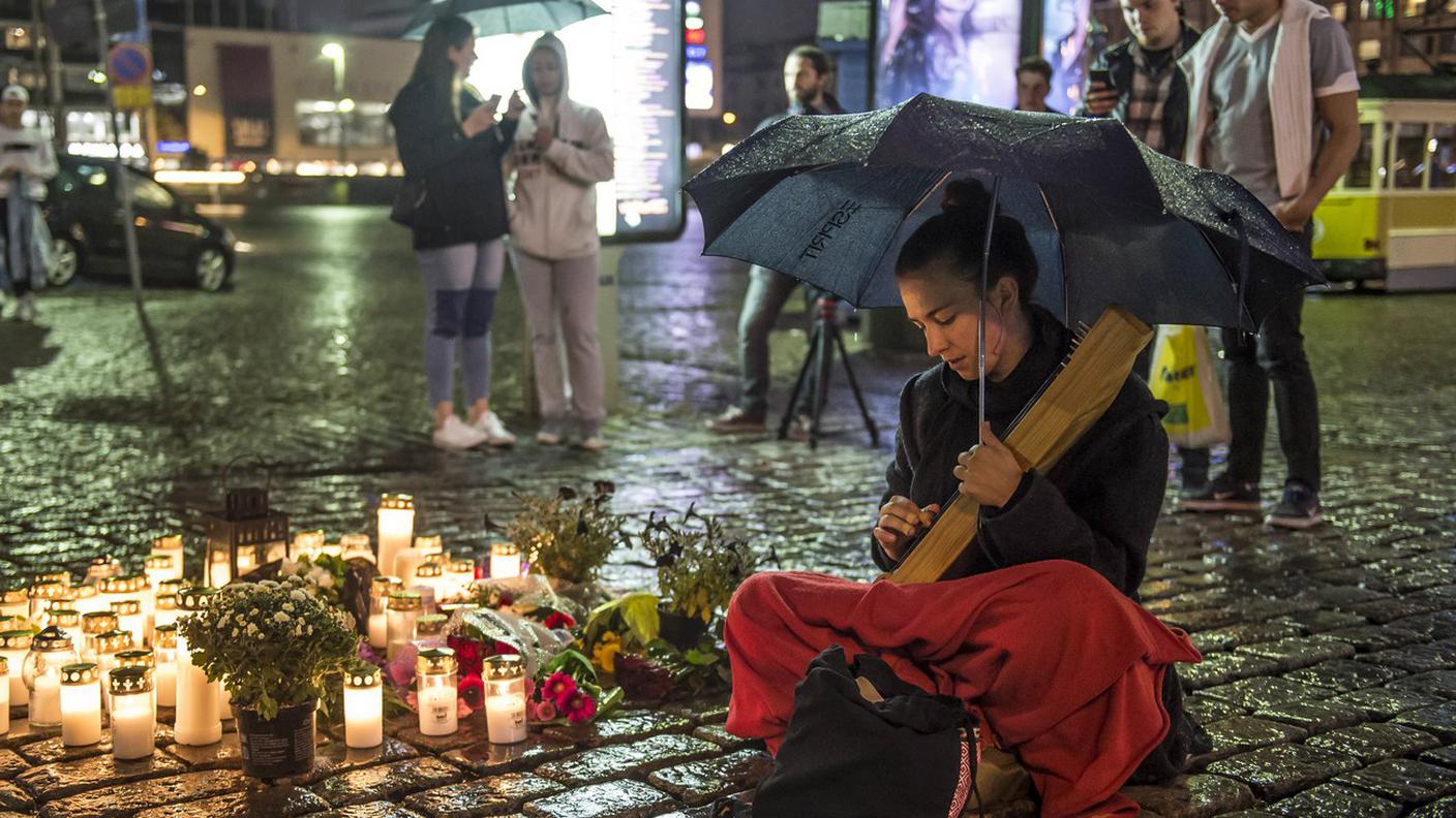 La gente si ferma sul luogo dell'accoltellamento