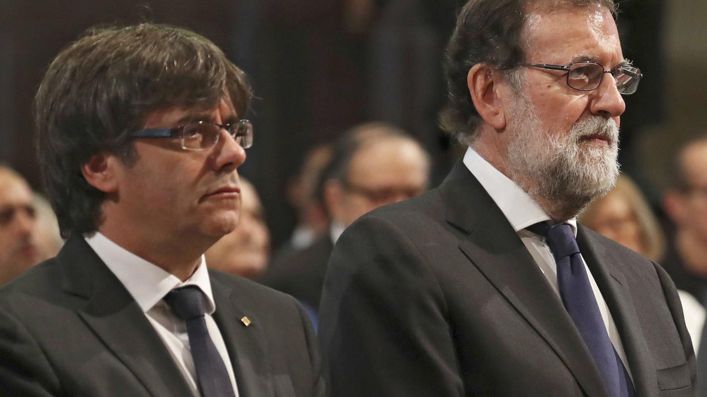 Nemici politici ma fianco a fianco alla messa: Carles Puigdemont e Mariano Rajoy
