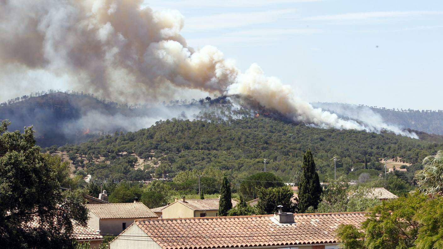 Sud-est francese ancora avvolto dalle fiamme