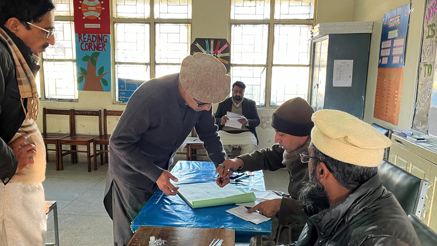2024-02-08T045814Z_1888770288_RC24Y5AZ64FO_RTRMADP_3_PAKISTAN-ELECTION.JPG