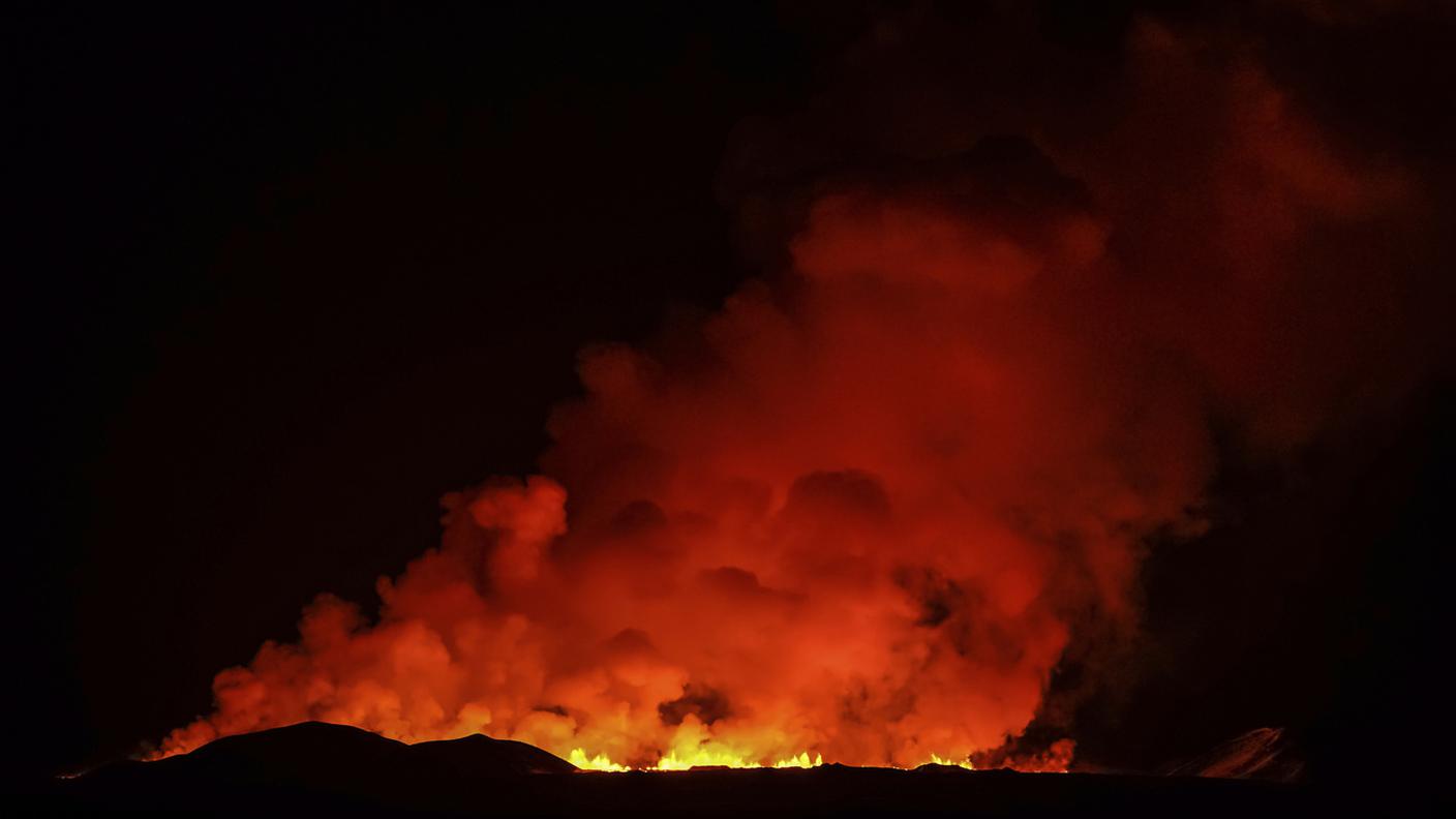 Fumo, fiamme e lava fuoriescono da una fessura nel terreno in Islanda