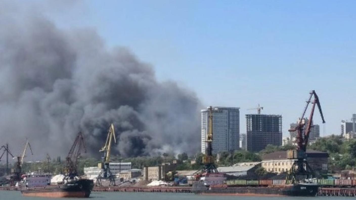Vasto incendio a Rostov in Russia