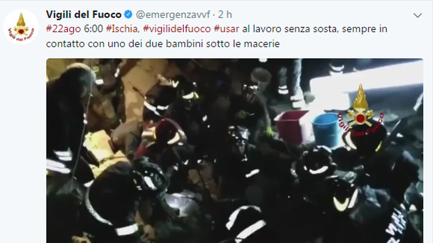 I pompieri stanno ancora scavando sotto le macerie