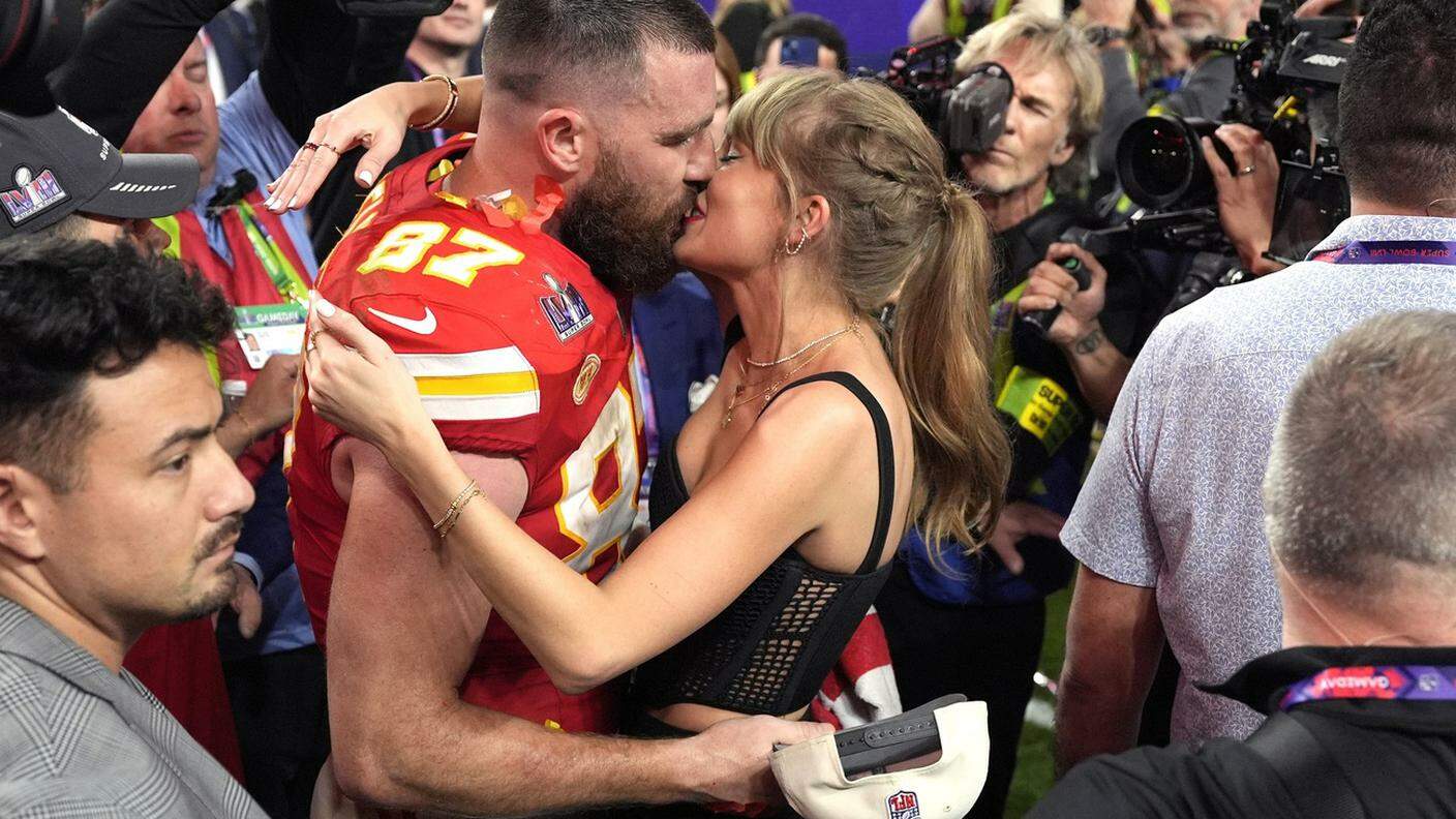 Il bacio tra Taylor Swift e il fidanzato Travis Kelce alla fine del Super Bowl di Las Vegas