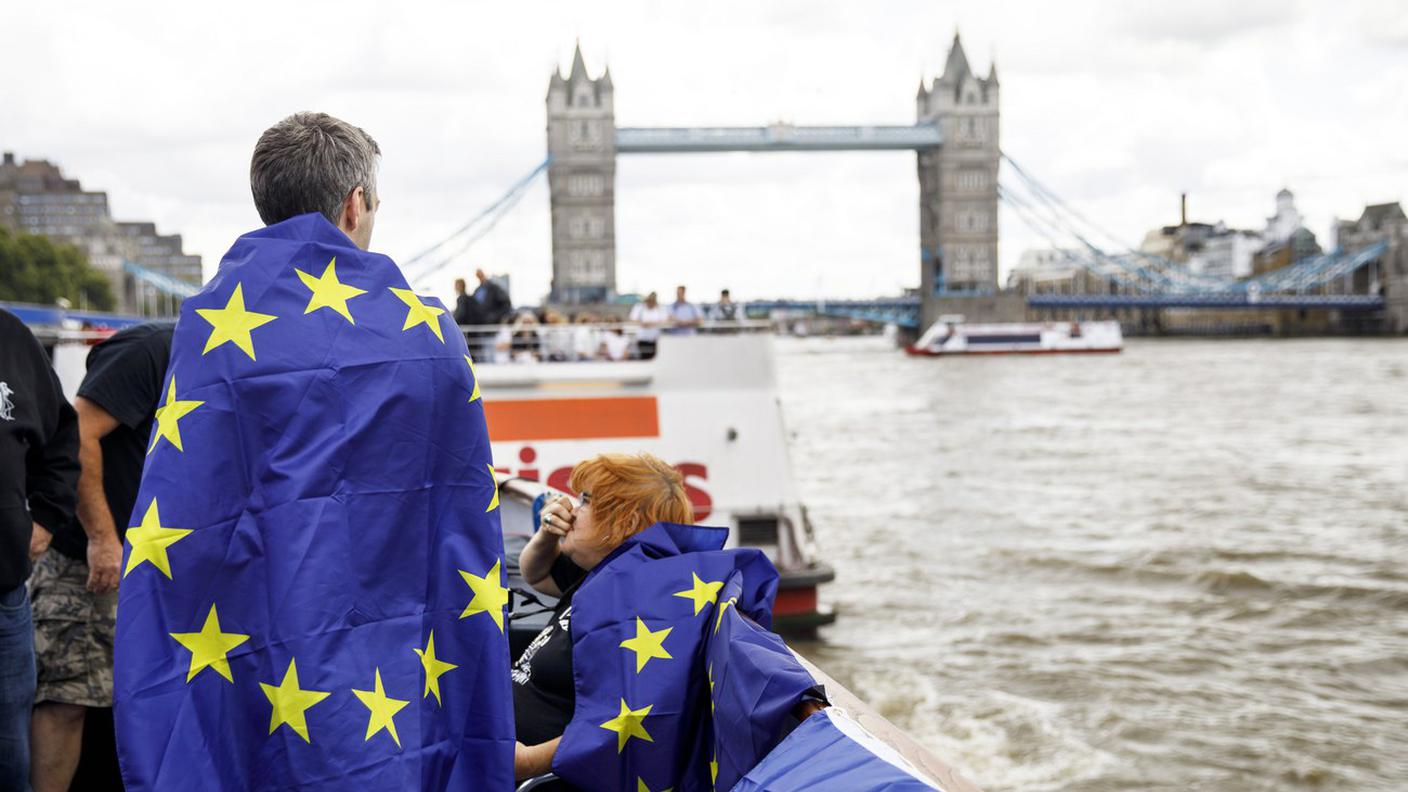 Manifestanti anti-Brexit sul Tamigi
